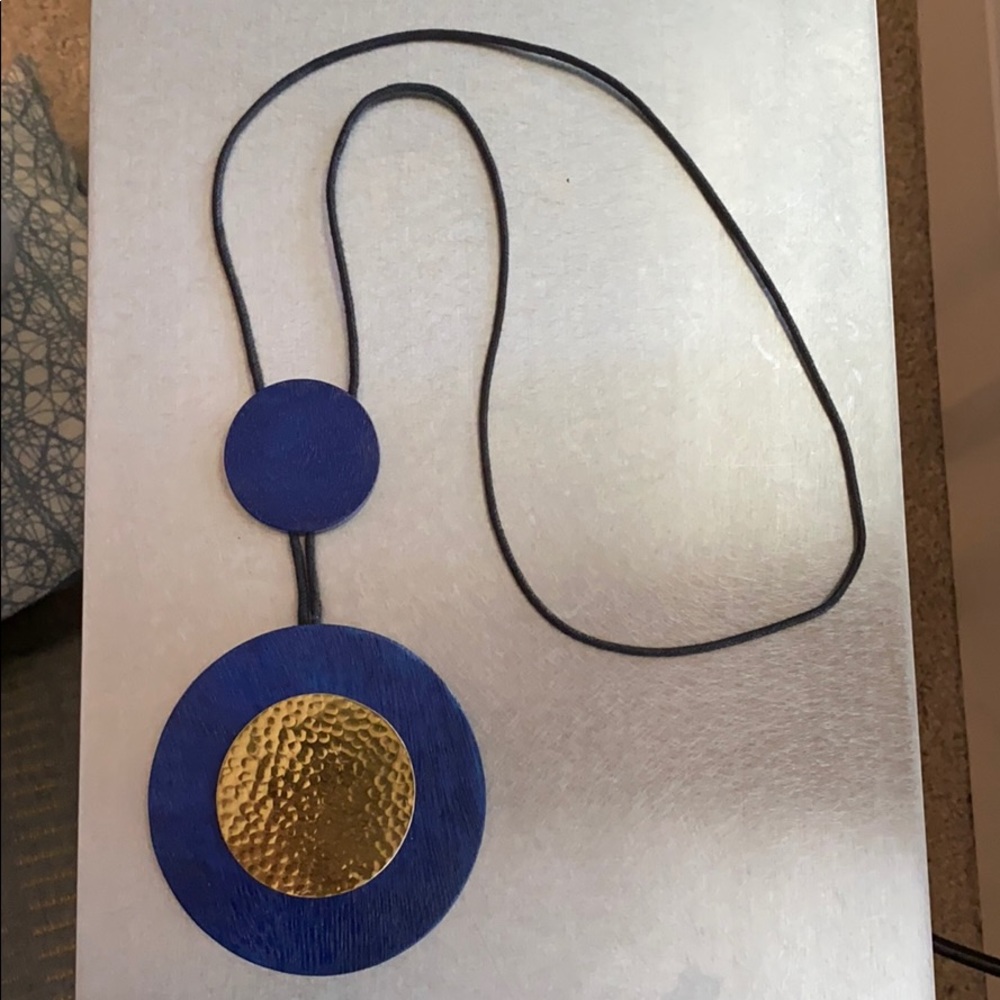 Elegant Natori Wooden Gong Necklace on Leather crd